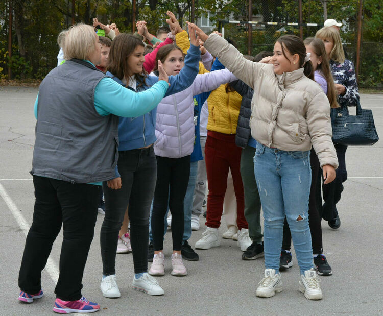Учениците от СУ „Паисий Хилендарски“ се запознаха с игрите на своите баби
