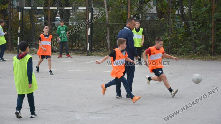 Учениците от СУ „Паисий Хилендарски“ се запознаха с игрите на своите баби