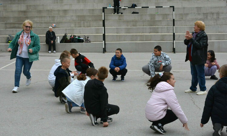Учениците от СУ „Паисий Хилендарски“ се запознаха с игрите на своите баби
