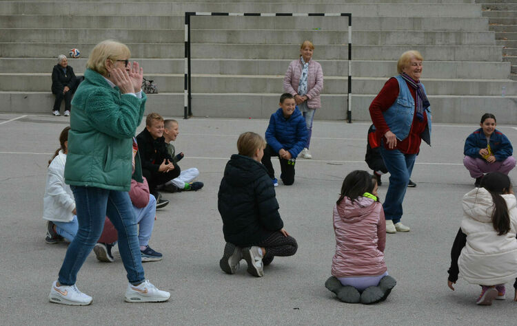 Учениците от СУ „Паисий Хилендарски“ се запознаха с игрите на своите баби