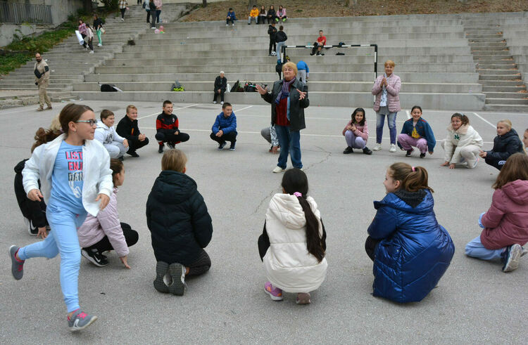 Учениците от СУ „Паисий Хилендарски“ се запознаха с игрите на своите баби