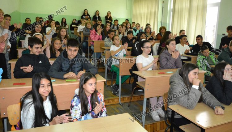 Учениците от СУ „Паисий Хилендарски“ се запознаха с игрите на своите баби