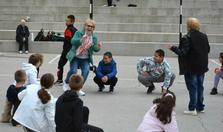 Учениците от СУ „Паисий Хилендарски“ се запознаха с игрите на своите баби