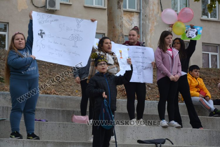 Учениците от СУ „Паисий Хилендарски“ се запознаха с игрите на своите баби