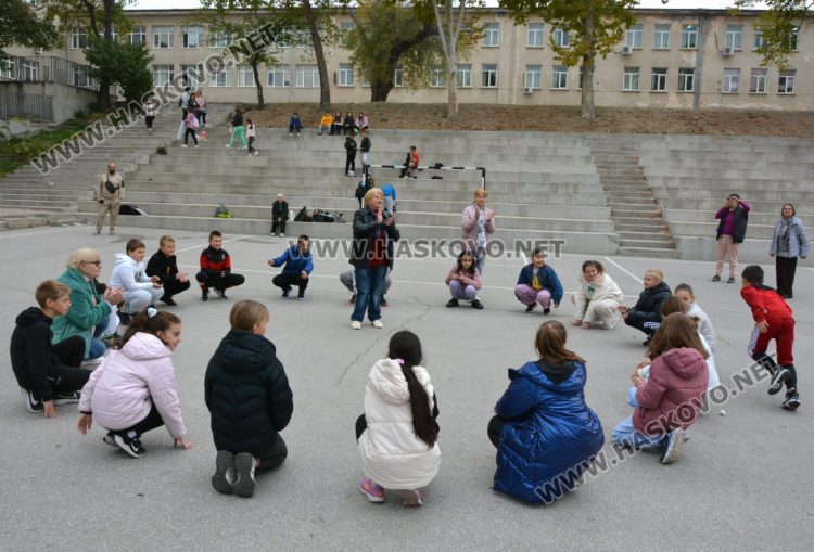Учениците от СУ „Паисий Хилендарски“ се запознаха с игрите на своите баби