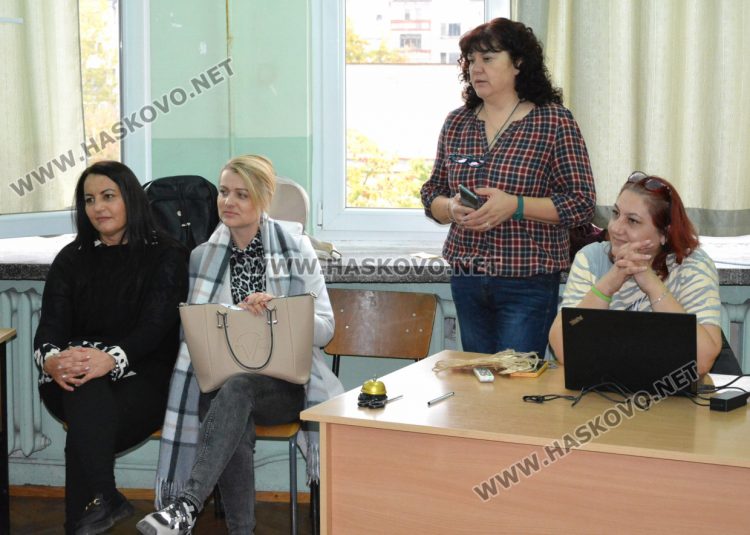 Учениците от СУ „Паисий Хилендарски“ се запознаха с игрите на своите баби