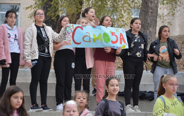 Учениците от СУ „Паисий Хилендарски“ се запознаха с игрите на своите баби