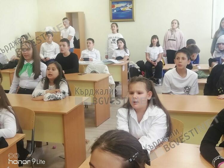 Празник на духа в първото светско училище в Кърджали