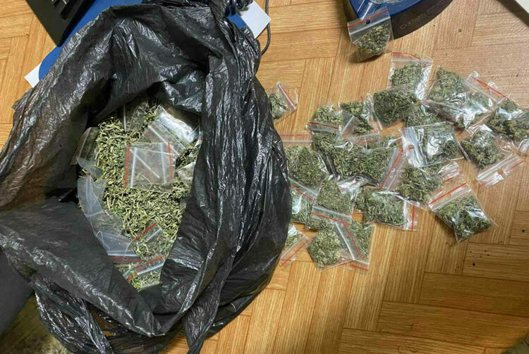 Задържаха познайник на полицията с чанта с марихуана