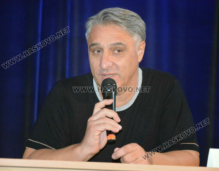 Поети насърчиха млади творци на литературен пленер в Хасково