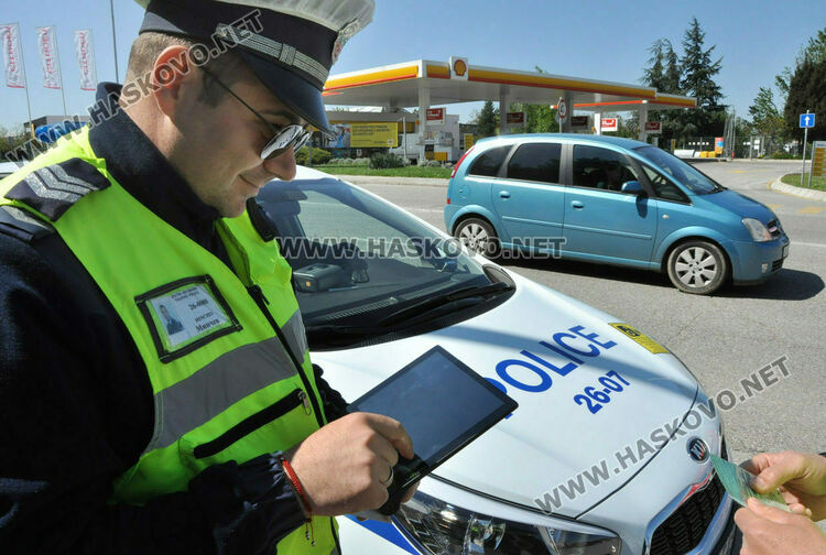 Задържаха водач без книжка, арестуваха пиян зад волана