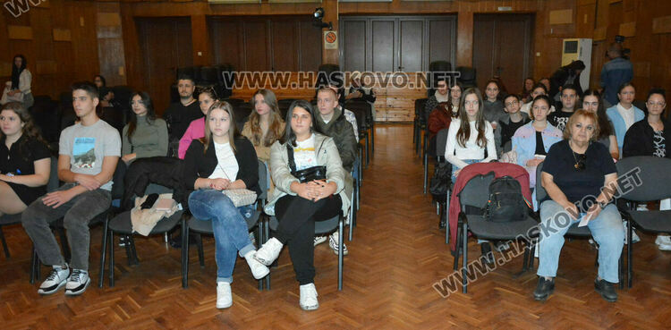 Поети насърчиха млади творци на литературен пленер в Хасково