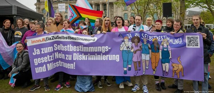 Демонстранти пред Бундестага в Берлин, подкрепящи новия закон за самоопределението