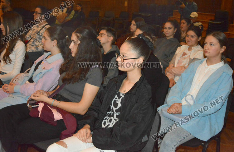 Поети насърчиха млади творци на литературен пленер в Хасково