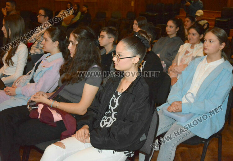 Поети насърчиха млади творци на литературен пленер в Хасково