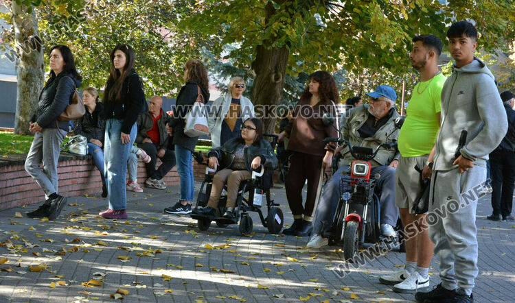 Панихида и военен ритуал пред паметника-морена в Хасково