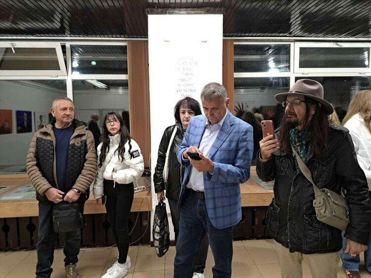 Откриха изложба на доц. Стоян Дечев в КДК - Смолян 