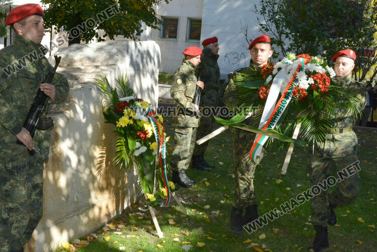 Панихида и военен ритуал пред паметника-морена в Хасково