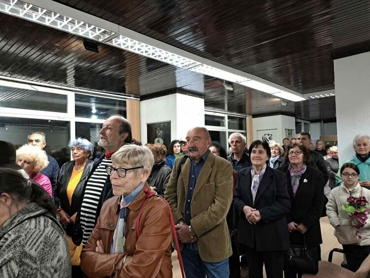 Откриха изложба на доц. Стоян Дечев в КДК - Смолян 