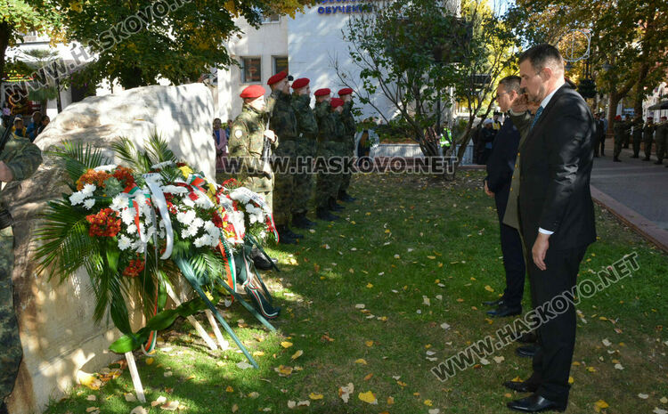 Панихида и военен ритуал пред паметника-морена в Хасково