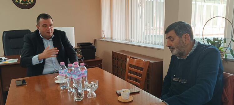 Областният управител Никола Чанев награди Златко Атанасов за Деня на народните будители