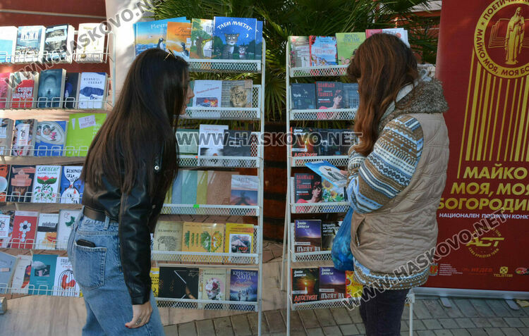 Национален конкурс събра млади поети в театъра