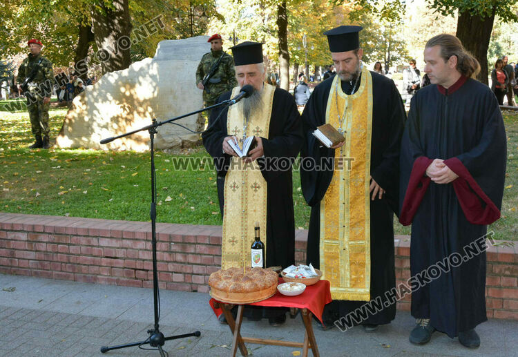 Панихида и военен ритуал пред паметника-морена в Хасково