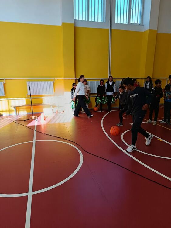 ОУ"П.Яворов" в Кърджали откри обновен физкултурен салон с баскетболно шоу