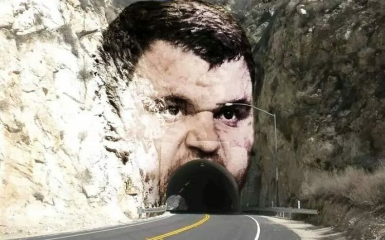 Магистрално-тунелното строителство в България се превърна в символ на прахосване и плячкосване на публичните средства. В социалните мрежи е пълно с колажи като този, който е придружен с текст „Откриха новото Дяволско гърло“.