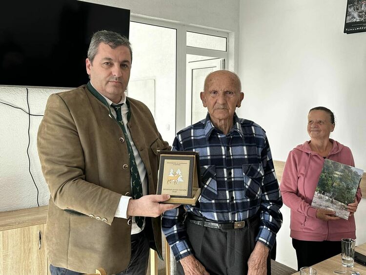 От ЮДЦ връчиха отличие на столетника Димитър Кавгазов от с.Славейно