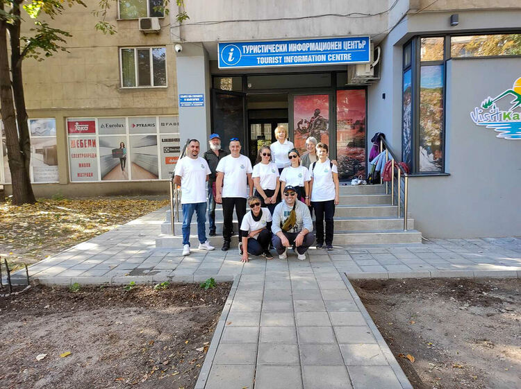 Служители на ТИЦ и доброволци облагородиха пространството пред Туристическия център