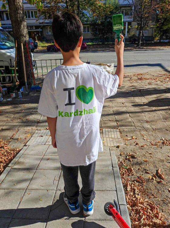 Служители на ТИЦ и доброволци облагородиха пространството пред Туристическия център