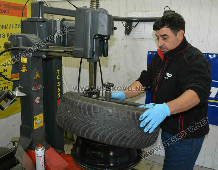 Между 10 и 60 лева струва в Хасково смяната на летните със зимни гуми  