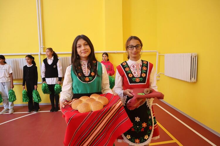 ОУ"П.Яворов" в Кърджали откри обновен физкултурен салон с баскетболно шоу