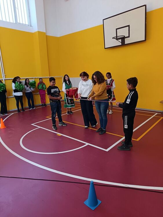 ОУ"П.Яворов" в Кърджали откри обновен физкултурен салон с баскетболно шоу