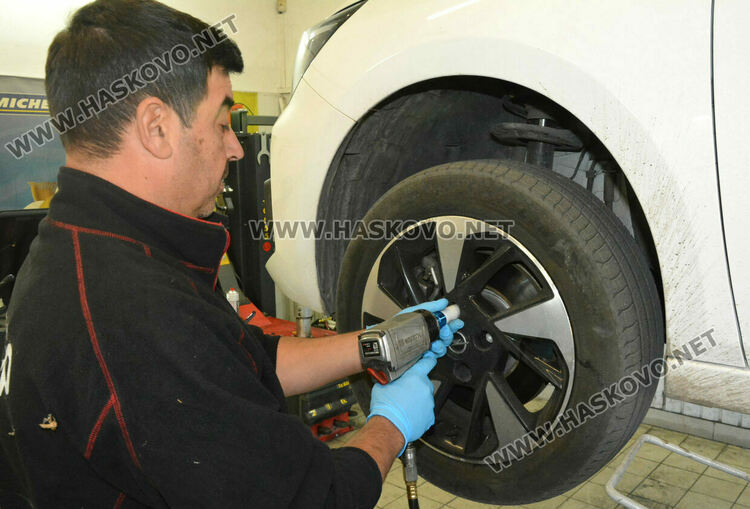 Между 10 и 60 лева струва в Хасково смяната на летните със зимни гуми  