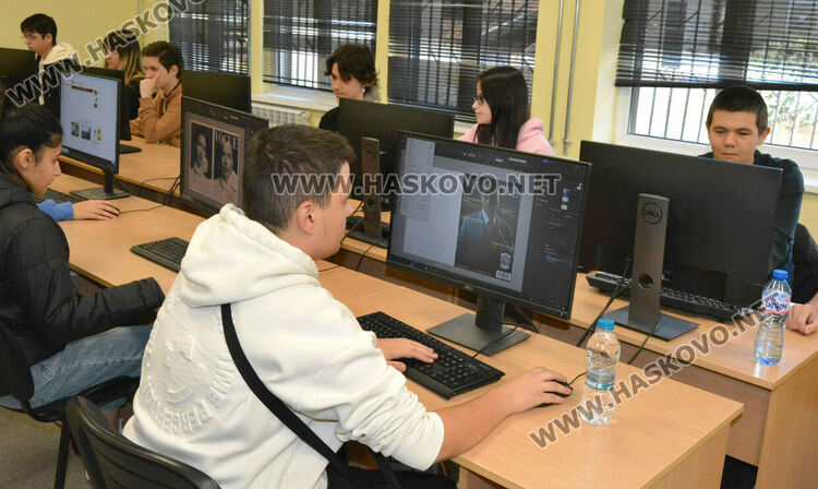 Представиха вестник „Паскалевци“ за 60-годишнината на ПГТ „Александър Паскалев“