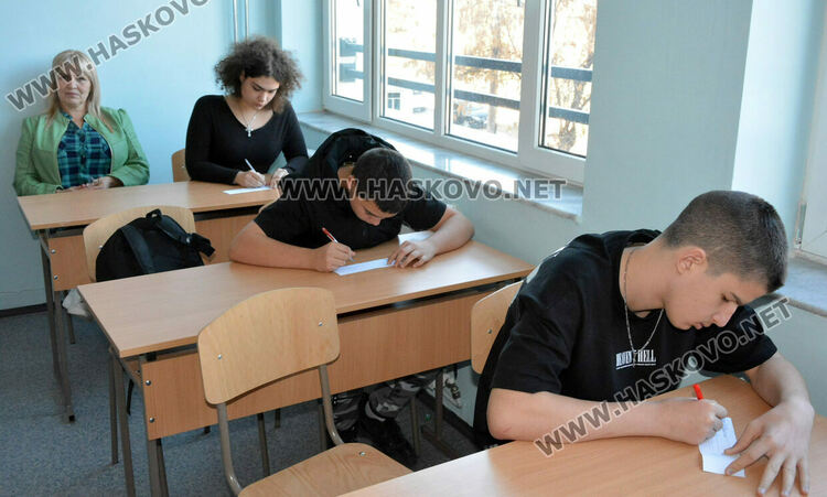 Представиха вестник „Паскалевци“ за 60-годишнината на ПГТ „Александър Паскалев“