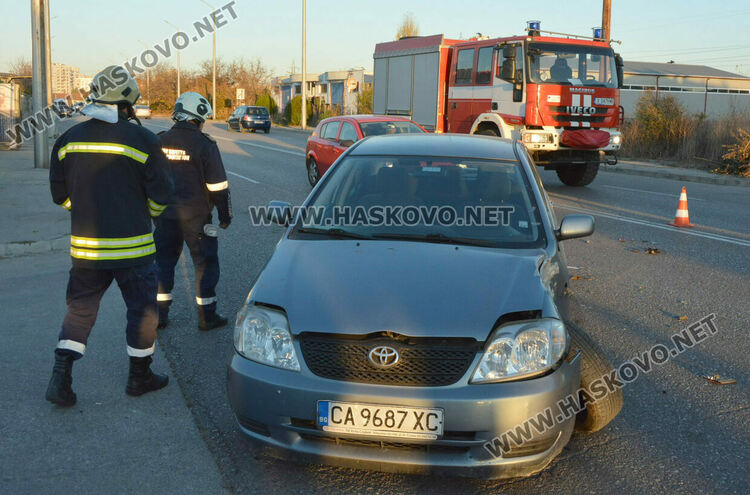 „Тойота“ се блъсна в градски автобус на бул. „Никола Радев“