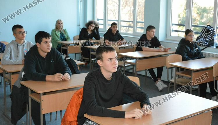 Представиха вестник „Паскалевци“ за 60-годишнината на ПГТ „Александър Паскалев“