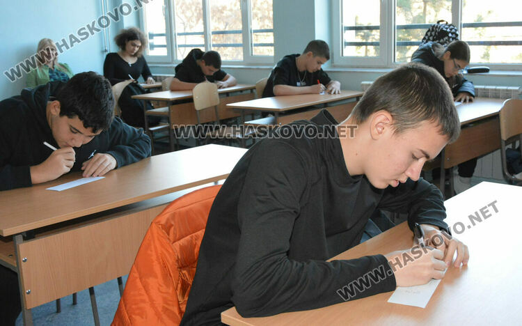 Представиха вестник „Паскалевци“ за 60-годишнината на ПГТ „Александър Паскалев“