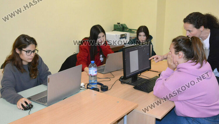 Представиха вестник „Паскалевци“ за 60-годишнината на ПГТ „Александър Паскалев“