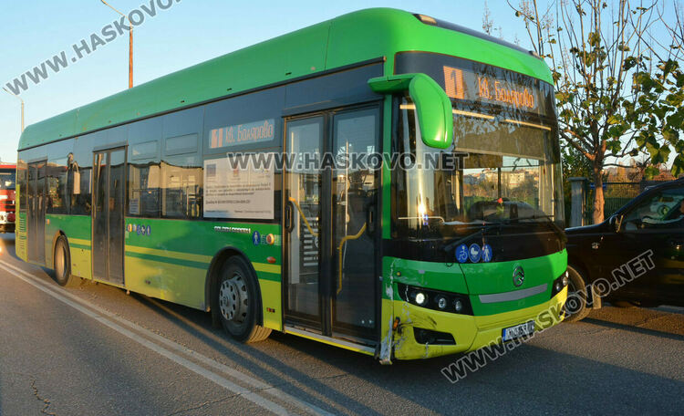 „Тойота“ се блъсна в градски автобус на бул. „Никола Радев“