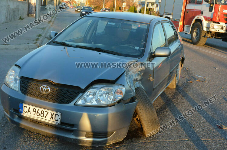 „Тойота“ се блъсна в градски автобус на бул. „Никола Радев“