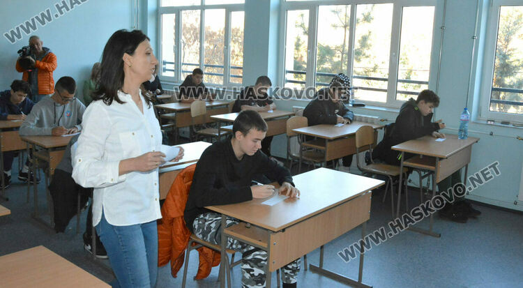 Представиха вестник „Паскалевци“ за 60-годишнината на ПГТ „Александър Паскалев“