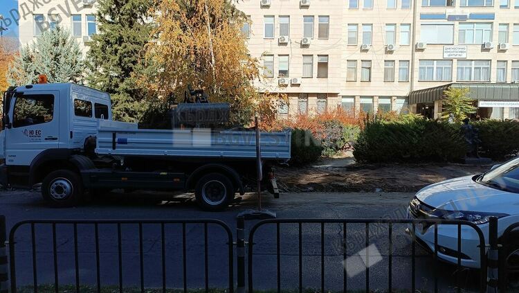 Ремонтират тротоара пред Поликлиниката в Кърджали,цялостно обновяват булевард”Тракия”