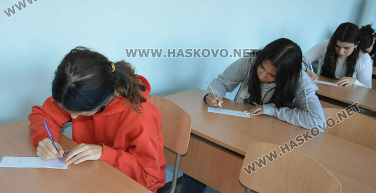 Представиха вестник „Паскалевци“ за 60-годишнината на ПГТ „Александър Паскалев“