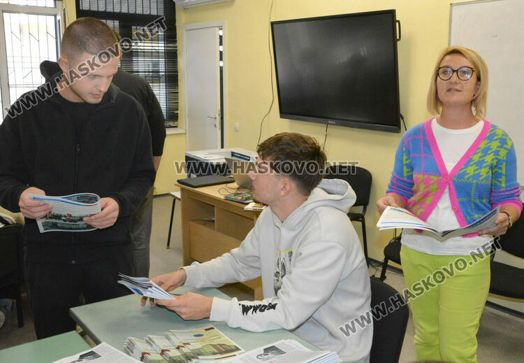 Представиха вестник „Паскалевци“ за 60-годишнината на ПГТ „Александър Паскалев“