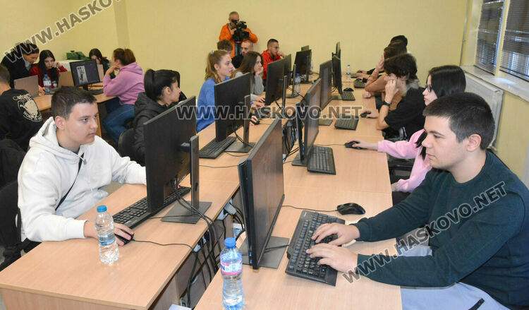 Представиха вестник „Паскалевци“ за 60-годишнината на ПГТ „Александър Паскалев“