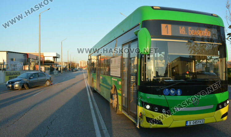 „Тойота“ се блъсна в градски автобус на бул. „Никола Радев“